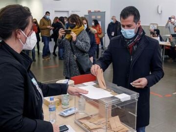 Luis Tudanca vota en las elecciones en Castilla y León