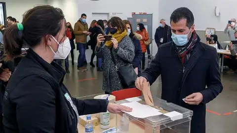 Luis Tudanca vota en las elecciones en Castilla y León Luis Tudanca vota en las elecciones en Castilla y León