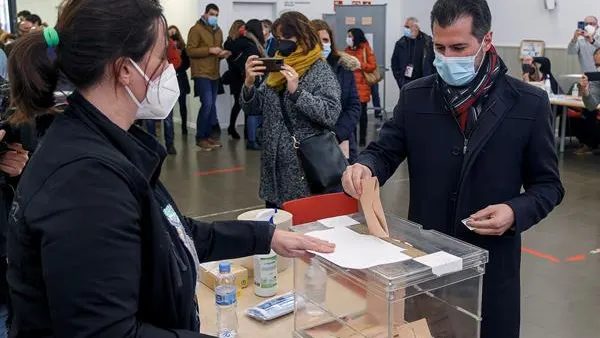 Luis Tudanca vota en las elecciones en Castilla y León Luis Tudanca vota en las elecciones en Castilla y León