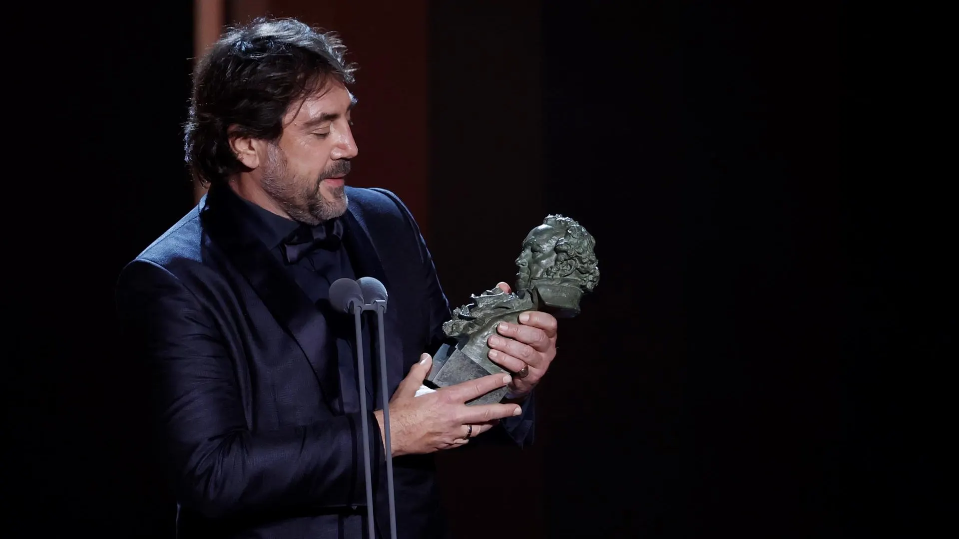Javier Bardem, con el Premio Goya a mejor actor Javier Bardem, con el Premio Goya a mejor actor