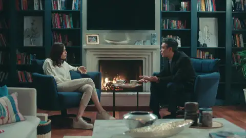 Volkan se sincera con Asya: “Eres la única persona en la que puedo confiar” Volkan, desesperado, no puede más y acude a casa de Asya en busca de apoyo y compresión tras los últimos acontecimientos ocurridos sobre la desaparición de Derin.