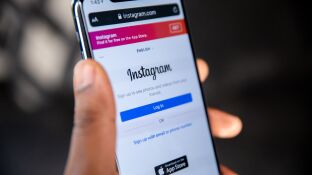 Aplicaci&oacute;n de Instagram en un tel&eacute;fono m&oacute;vil
