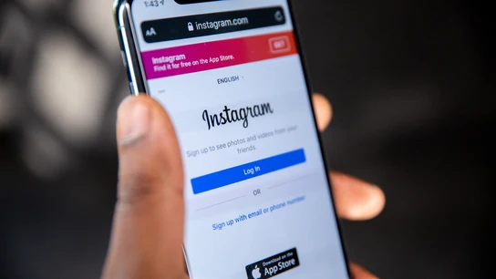 Aplicación de Instagram en un teléfono móvil Aplicación de Instagram en un teléfono móvil