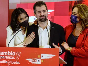 El candidato socialista a la presidencia de la Junta de Castilla y León, Luis Tudanca, durante su comparecencia en la sede del PSOE en Valladolid tras conocer los resultados en las elecciones de Castilla y León que se han celebrado hoy Domingo El candidato socialista a la presidencia de la Junta de Castilla y León, Luis Tudanca, durante su comparecencia en la sede del PSOE en Valladolid tras conocer los resultados en las elecciones de Castilla y León que se han celebrado hoy Domingo