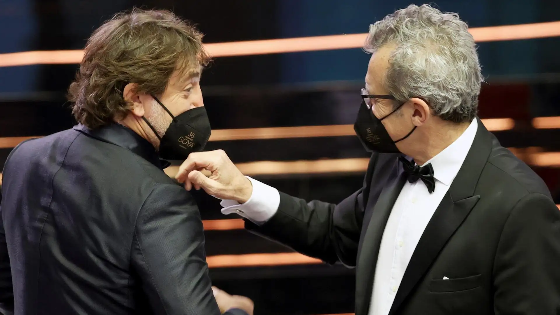 Javier Bardem y el presidente de la Academia, Mariano Barroso