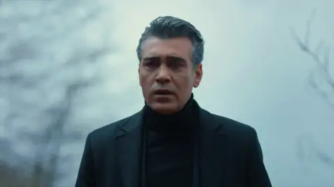 Aparece el cadáver de una mujer: ¿Será Derin? El tiempo pasa y la familia de Derin sigue sin noticias sobre su desaparición hasta que Meih llama por teléfono. ¿Tendrá alguna pista?