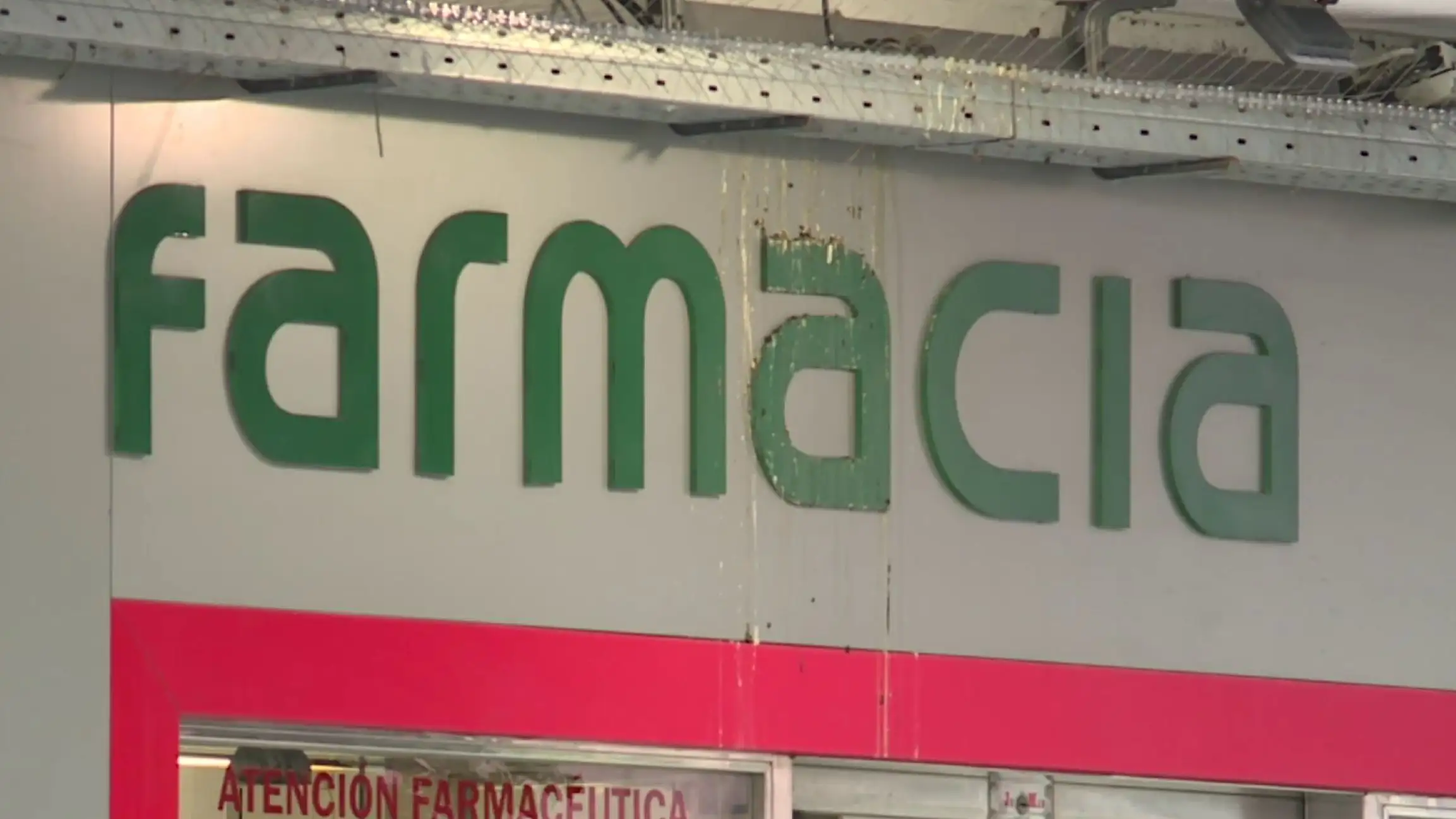 En la imagen, el cartel de una farmacia