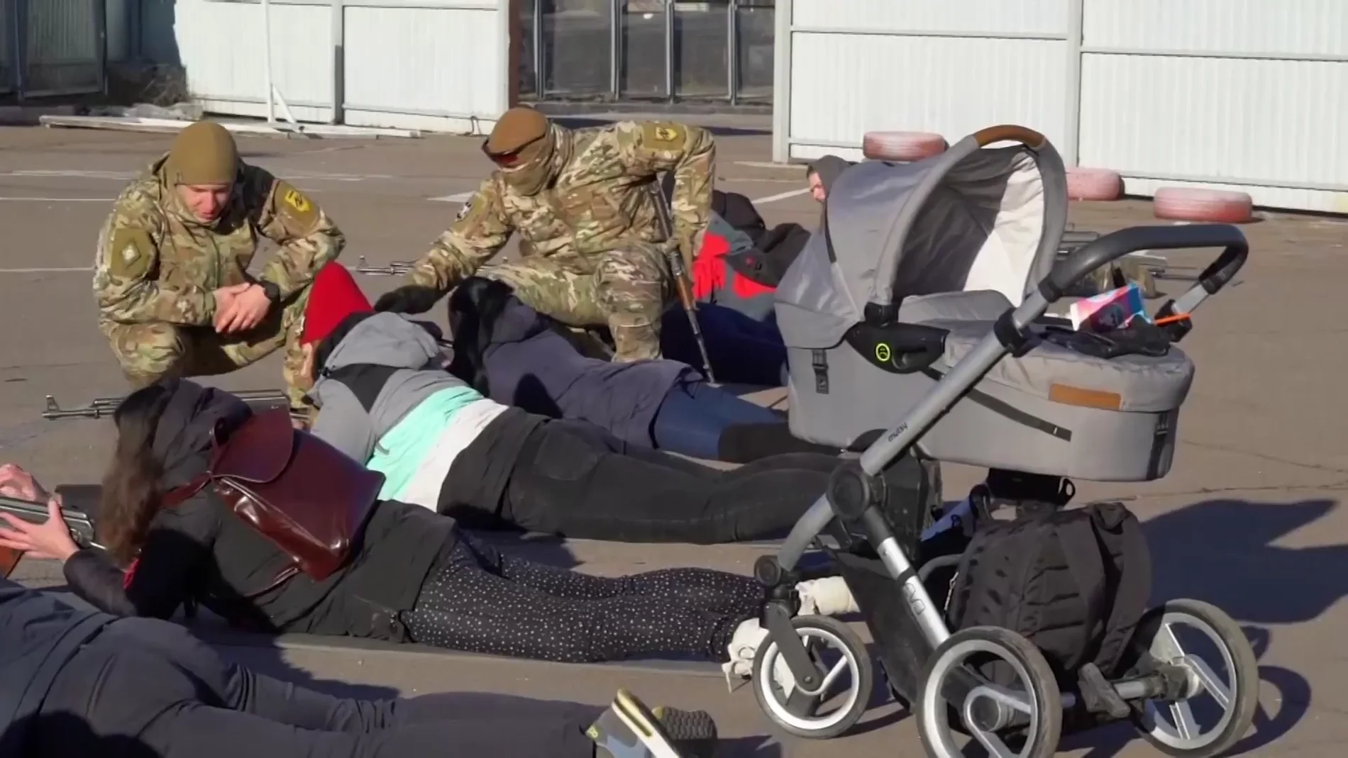 Jóvenes ucranianas entrenan en un campo de tiro junto a un carrito de bebé