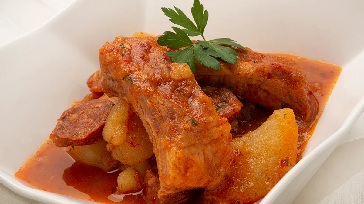 Arguiñano: Receta de patatas con costilla y chorizo para celebrar San Valentín Arguiñano: Receta de patatas con costilla y chorizo para celebrar San Valentín