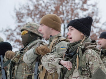 Civiles ucranianos durante un entrenamiento militar