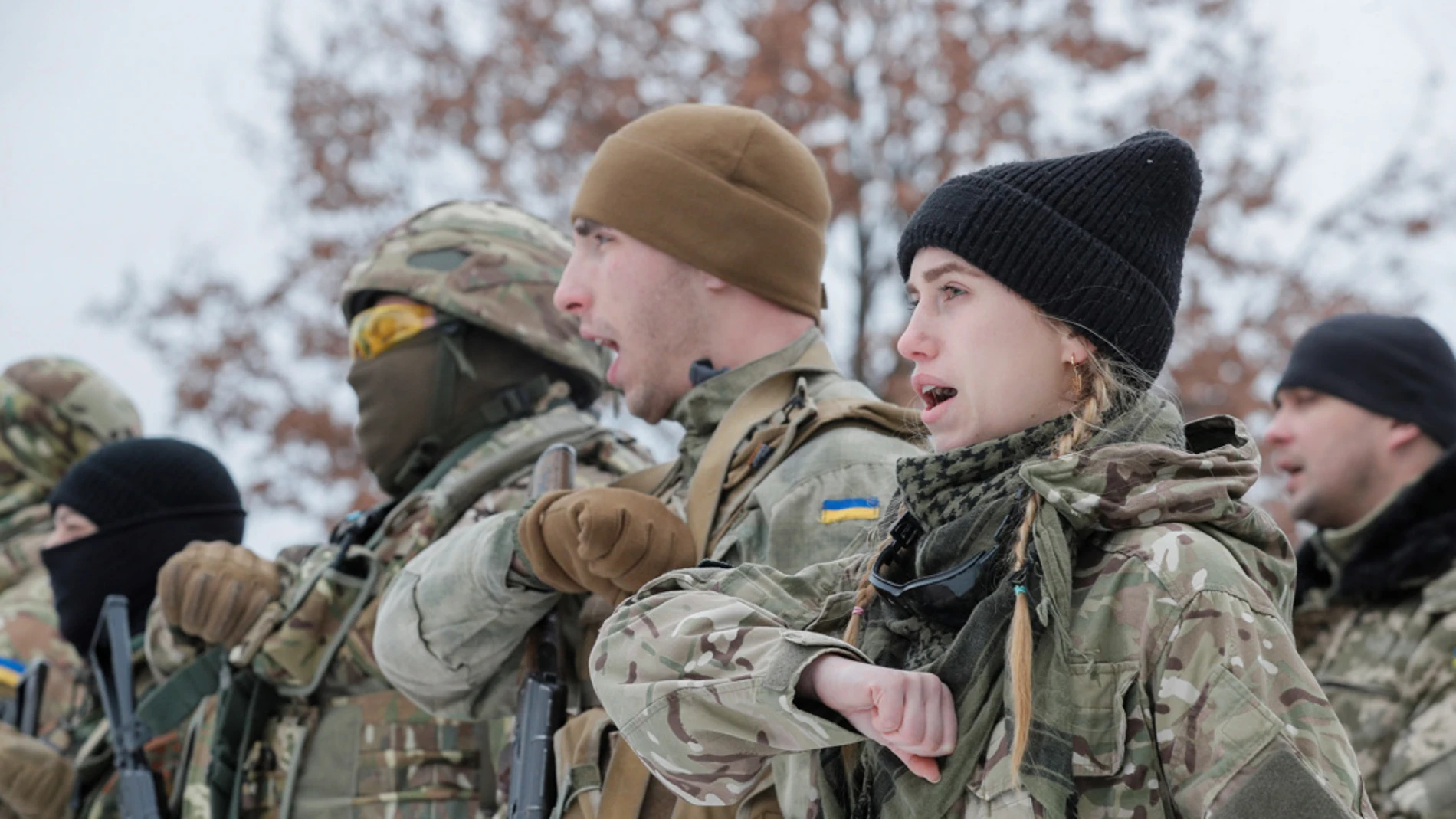 Civiles ucranianos durante un entrenamiento militar