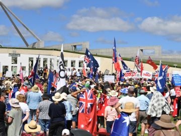 Nueva Zelanda pone en bucle 'La Macarena' para dispersar a los manifestantes antivacunas en el Parlamento