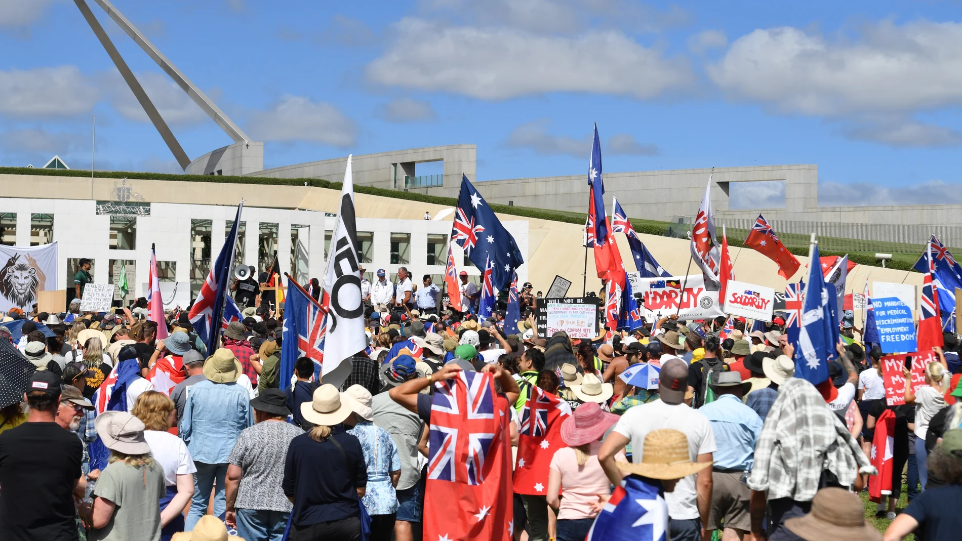 Nueva Zelanda pone en bucle 'La Macarena' para dispersar a los manifestantes antivacunas en el Parlamento