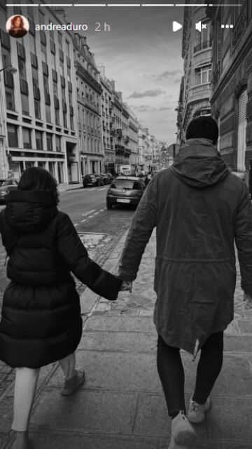 Andrea Duro y Ale Galán paseando por París