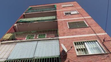 La hermana del hombre que convivía con el cadáver de su padre cuando se intentó suicidar: 