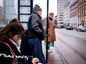 Varias personas esperan en una parada de autobús de Copenhague