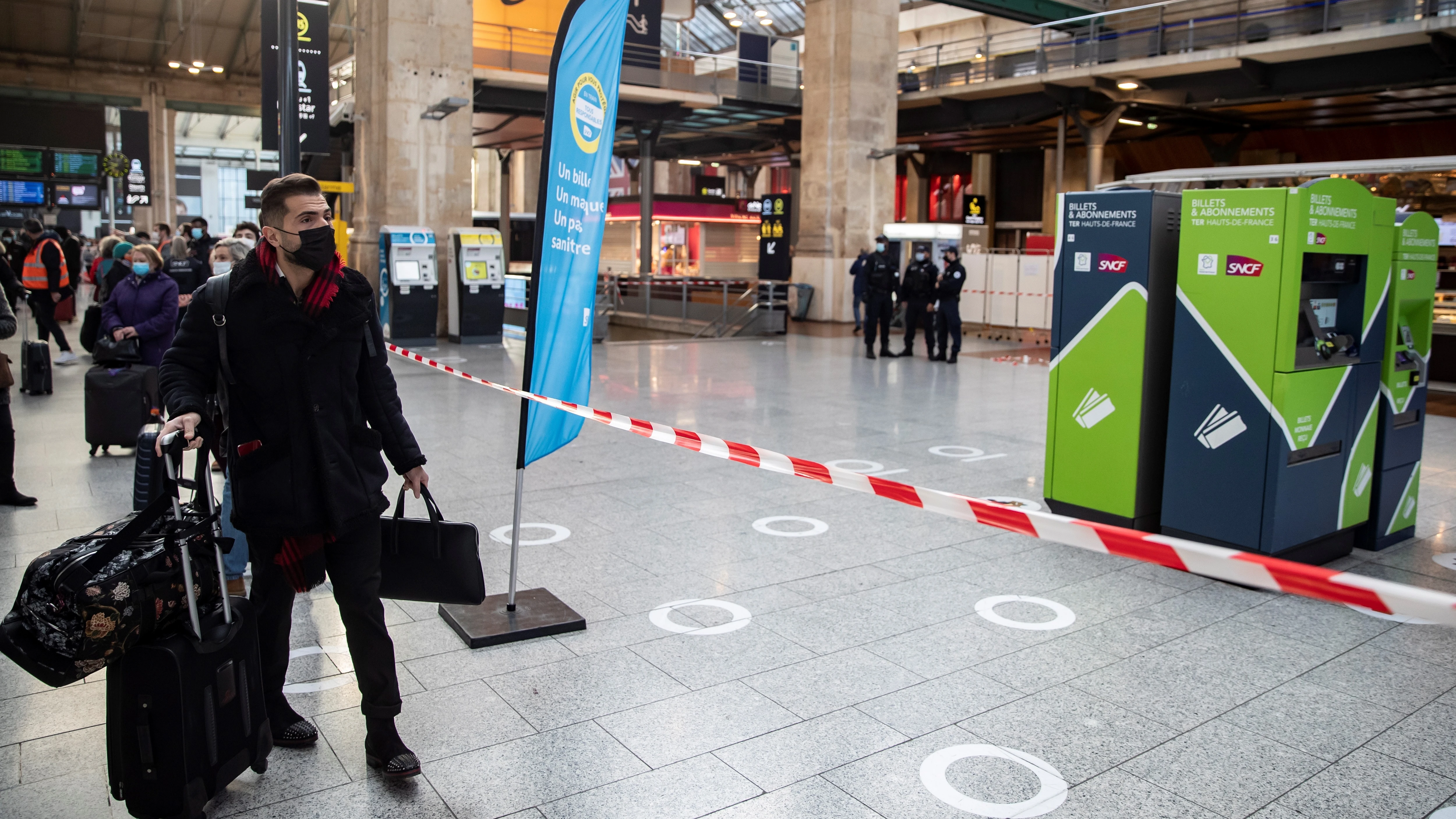 La Policía abate a tiros a un hombre que amenazó con un cuchillo a varias personas en una estación de París La Policía abate a tiros a un hombre que amenazó con un cuchillo a varias personas en una estación de París