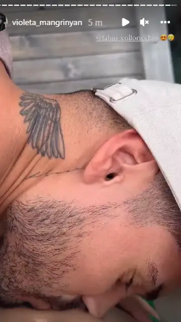 Fabio Colloricchio besando la barriguita de Violeta Mangriñán Fabio Colloricchio besando la barriguita de Violeta Mangriñán