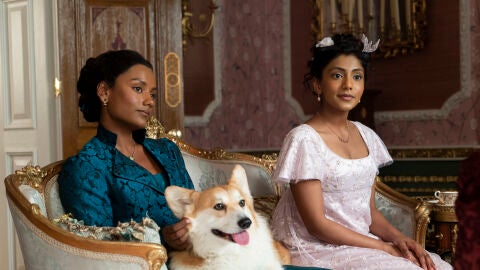  Simone Ashley y Charithra Chandran como Kate y Edwina Sharma en la temporada 2 de 'Los Bridgerton'