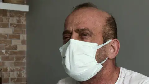 Muzaffer Kayasan, paciente de coronavirus El hombre turco que lleva más de un año aislado por dar positivo en 78 test Covid: "Pensé que el virus me mataría"
