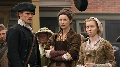 Sam Heughan, Caitriona Balfe y Lauren Lyle en 'Outlander' Sam Heughan, Caitriona Balfe y Lauren Lyle en 'Outlander'
