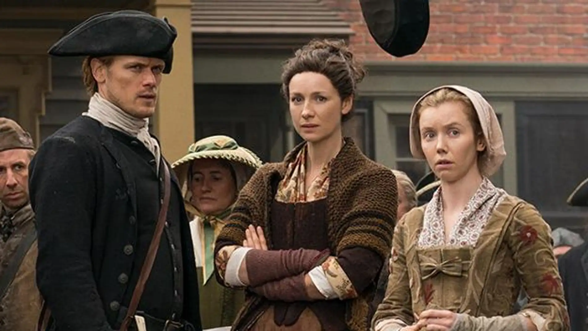 Sam Heughan, Caitriona Balfe y Lauren Lyle en 'Outlander'