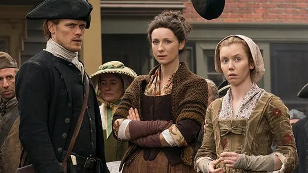 Sam Heughan, Caitriona Balfe y Lauren Lyle en 'Outlander'