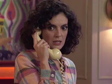 Una llamada desvela la verdadera identidad de Helena: ¿A punto de descubrir su secreto? Una llamada desvela la verdadera identidad de Helena: ¿A punto de descubrir su secreto?