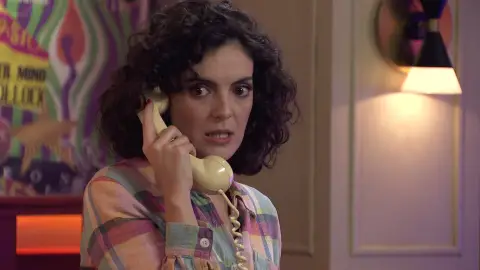 Una llamada desvela la verdadera identidad de Helena: ¿A punto de descubrir su secreto? Una llamada desvela la verdadera identidad de Helena: ¿A punto de descubrir su secreto?