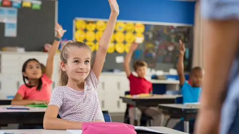 Niños en clase sin mascarilla Niños en clase sin mascarilla