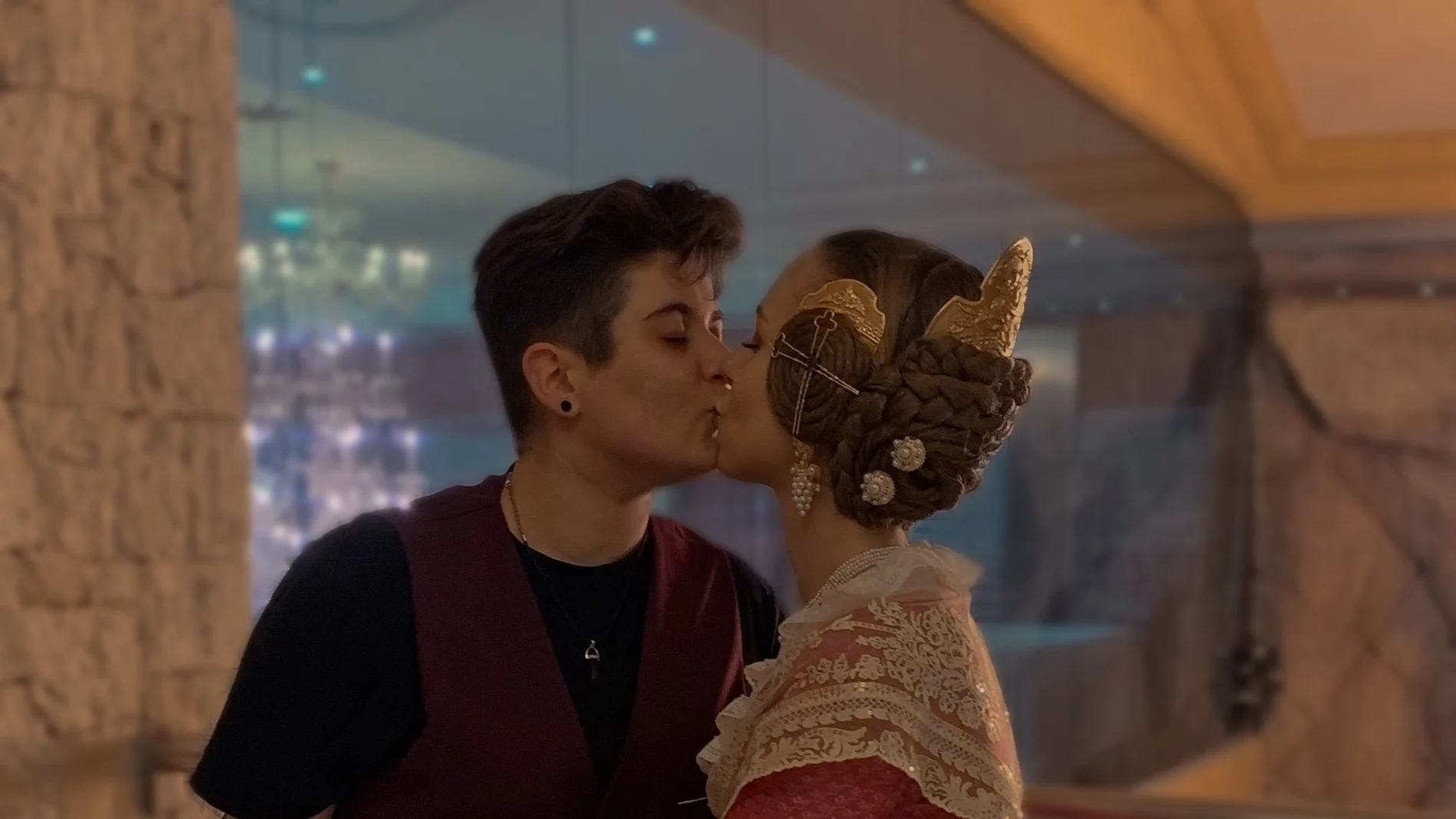 Una fallera pide que su novia le acompañe en la ofrenda floral vestida con traje masculino Una fallera pide que su novia le acompañe en la ofrenda floral vestida con traje masculino