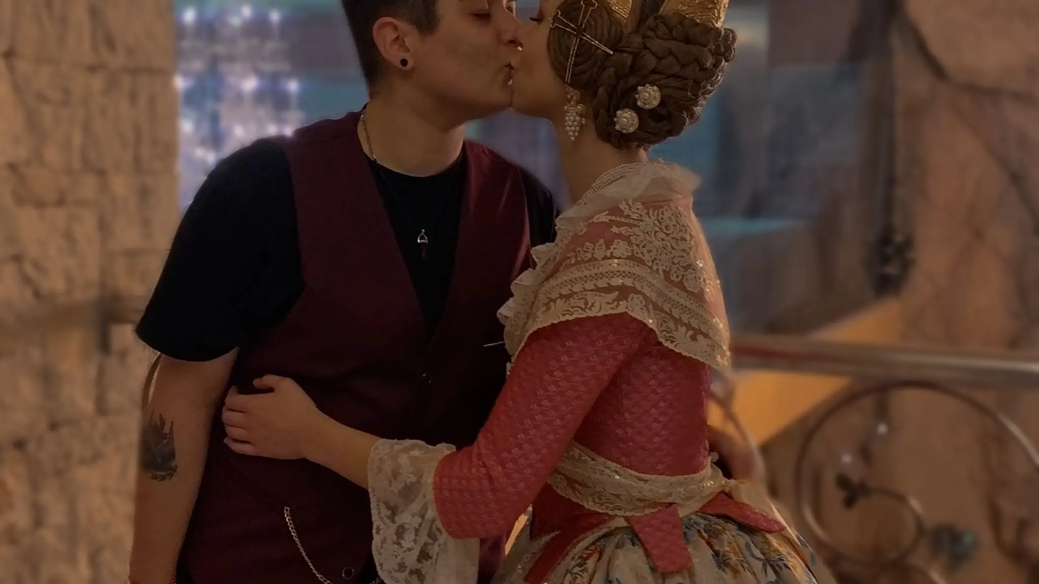Una fallera pide que su novia le acompa&ntilde;e en la ofrenda floral vestida con traje masculino