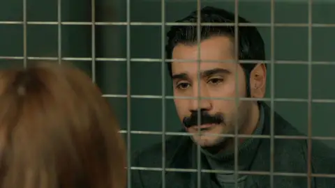 Yilmaz visita a Züleyha en la cárcel: “Me niego a aceptar que este es nuestro destino” Yilmaz visita a Züleyha en la cárcel: “Me niego a aceptar que este es nuestro destino”
