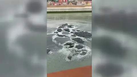 Enormes erupciones de lodo aparecen de forma misteriosa en la ría de Bilbao Enormes erupciones de lodo aparecen de forma misteriosa en la ría de Bilbao