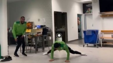 Joaquín desata la risa de sus compañeros en el vestuario haciendo 'break dance' a sus 40 años