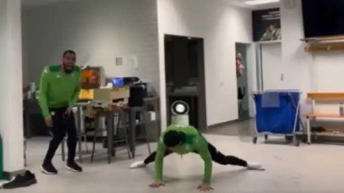Joaquín desata la risa de sus compañeros en el vestuario haciendo 'break dance' a sus 40 años Joaquín desata la risa de sus compañeros en el vestuario haciendo 'break dance' a sus 40 años