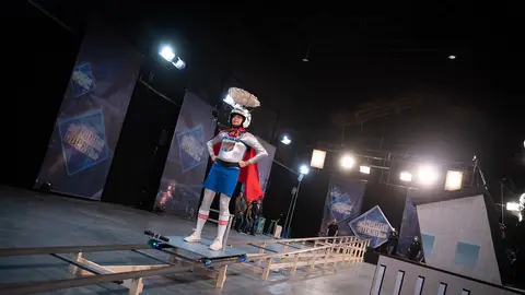 Una cesta en la cabeza y un sensor de luz: Marron desafía a Keller con un reto de lo más espinoso Ciencia con Marron