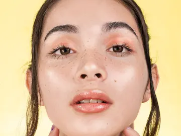 Cómo hacer pecas falsas con maquillaje sin que se note Cómo hacer pecas falsas con maquillaje sin que se note