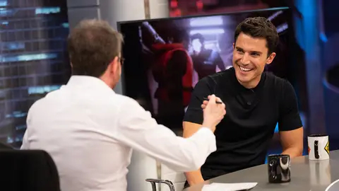 El motivo por el que a Álex González le tuvieron que reconstruir los testículos en una escena de su nueva serie 'El Hormiguero 3.0'