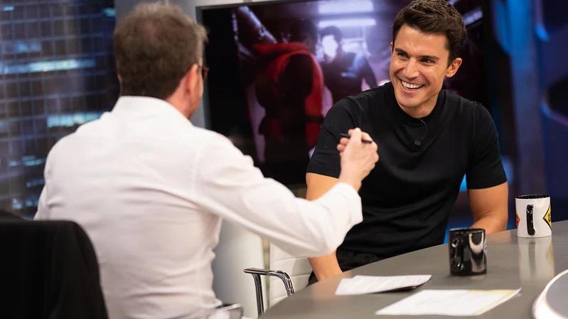 El motivo por el que a Álex González le tuvieron que reconstruir los testículos en una escena de su nueva serie 'El Hormiguero 3.0'