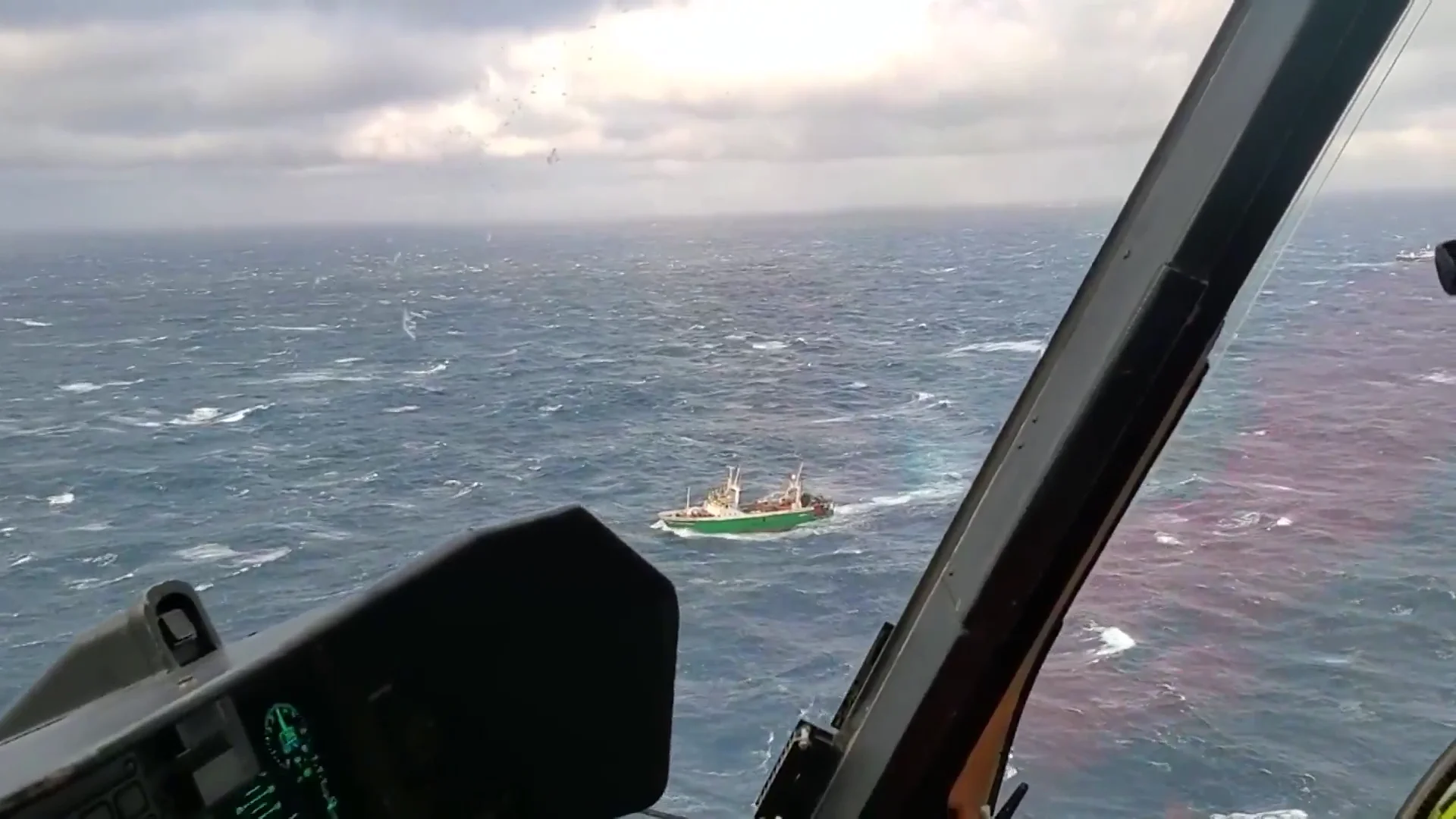 El mal tiempo complica la b&uacute;squeda de los 11 desaparecidos tras el naufragio del pesquero gallego en la costa de Canad&aacute;