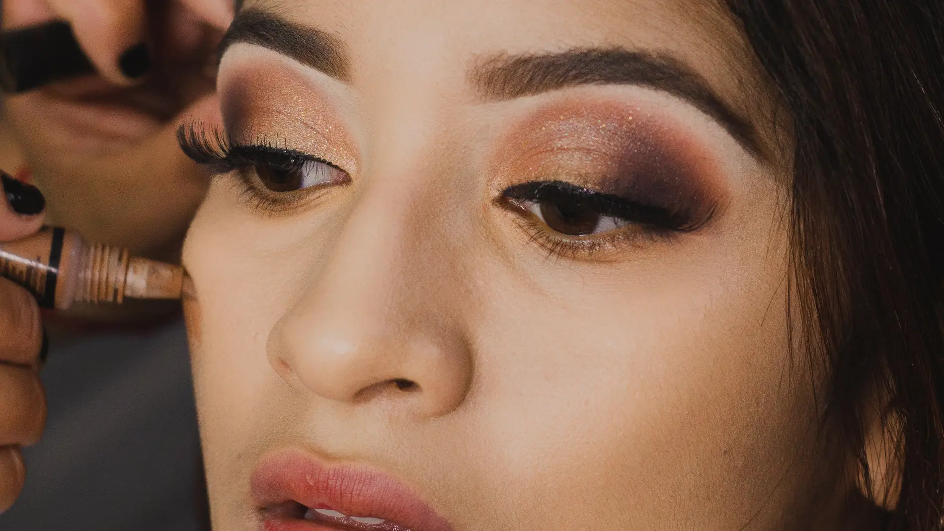 Cómo afinar el aspecto de tu nariz con maquillaje Cómo afinar el aspecto de tu nariz con maquillaje