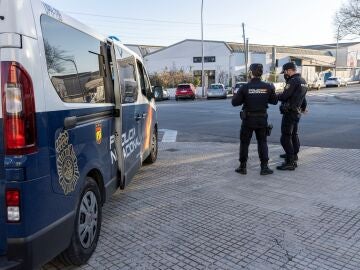 La Policía investiga la agresión de una banda juvenil a una niña al salir de un instituto en Usera (Madrid)