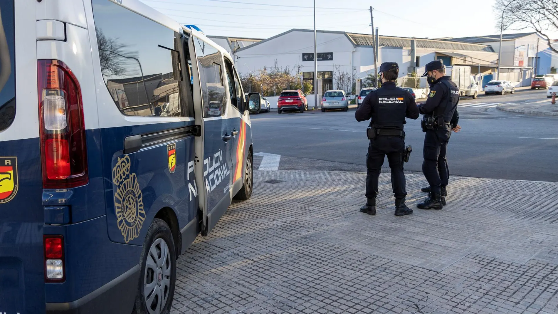 La Policía investiga la agresión de una banda juvenil a una niña al salir de un instituto en Usera (Madrid)