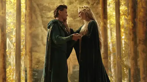 Morfydd Clark y Robert Aramayo como Galadriel y Elrond Morfydd Clark y Robert Aramayo como Galadriel y Elrond