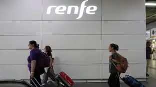 Pasajeros con sus maletas utilizando el servicio Renfe Pasajeros con sus maletas utilizando el servicio Renfe