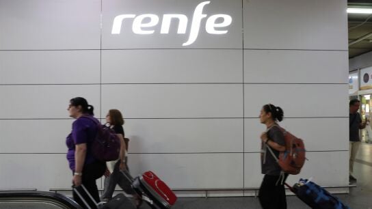 Pasajeros con sus maletas utilizando el servicio Renfe