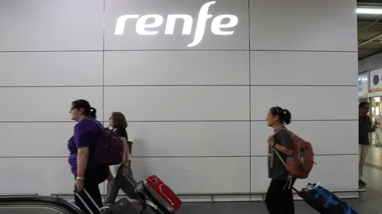 Pasajeros con sus maletas utilizando el servicio Renfe Pasajeros con sus maletas utilizando el servicio Renfe