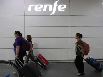 Pasajeros con sus maletas utilizando el servicio Renfe Pasajeros con sus maletas utilizando el servicio Renfe