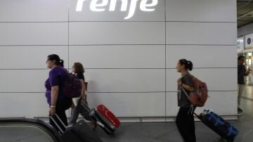 Pasajeros con sus maletas utilizando el servicio Renfe